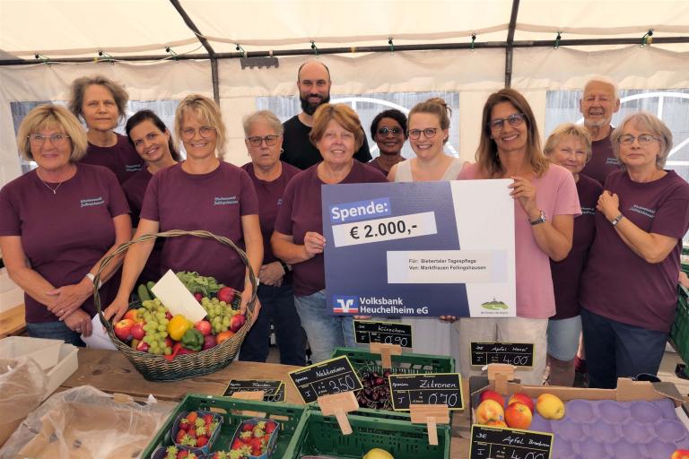 Im Beisein von Christian Falk und Helmut Mattig sowie Geragogin Xanthoula Kienholz nimmt Maria Mazotta den Scheck von den Marktfrauen entgegen.