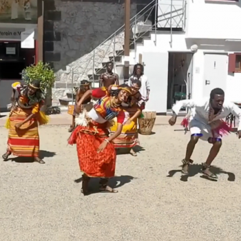 Die Jugendlichen gehören zur „Sosolya Undugu Dance Academy“ in Kampala. 
