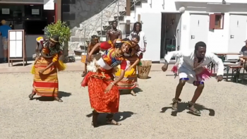 Die Jugendlichen gehören zur „Sosolya Undugu Dance Academy“ in Kampala. 