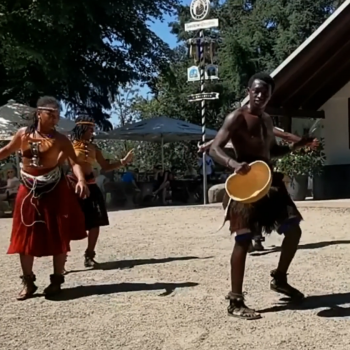 Traditionelle Tänze und Klänge aus Uganda unter dem Dünsbergturm