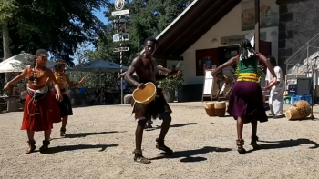 Traditionelle Tänze und Klänge aus Uganda unter dem Dünsbergturm