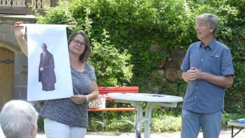 Jochen Kehm und Alexandra Büchele präsentieren die Parkfiguren