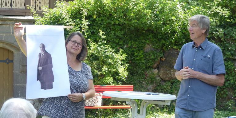 Jochen Kehm und Alexandra Büchele präsentieren die Parkfiguren