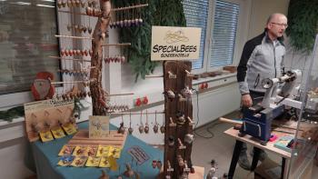 Markus Wisker zeigte sein Können an der Drechselmaschine