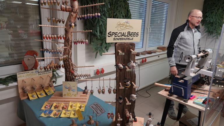 Markus Wisker zeigte sein Können an der Drechselmaschine