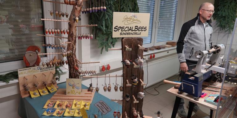 Markus Wisker zeigte sein Können an der Drechselmaschine