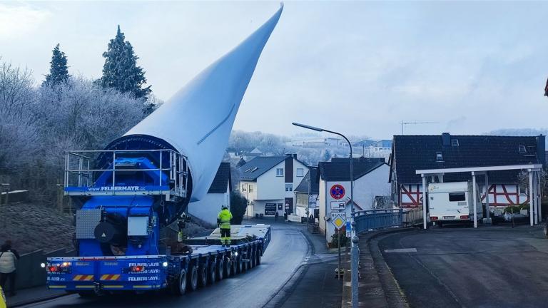 Flügel auf dem Weg zum Windpark Altenschlag
