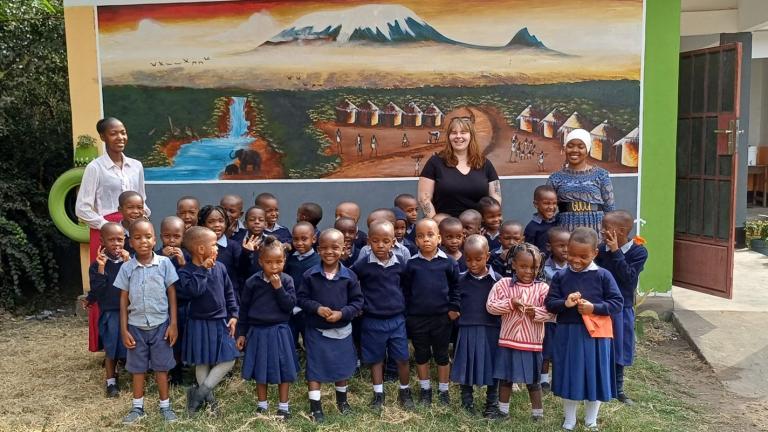 Kindergartengruppe im Trinity Kindergarten mit Erzieherinnen.