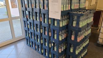 Der Kubikmeter Trinkwasser kostet ca. 3,- €. Der Kubikmeter Mineralwasser koste ca. 400,-€