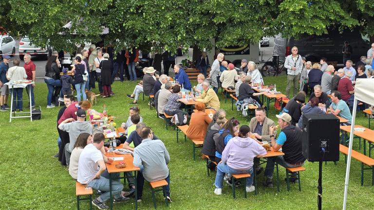 Kommunikation und Gedankenaustausch vor dem Rodheimer Bürgerhaus