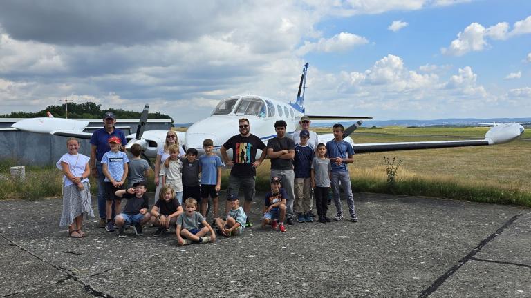Die Ferien-Camp Gruppe vor der Cessna 172