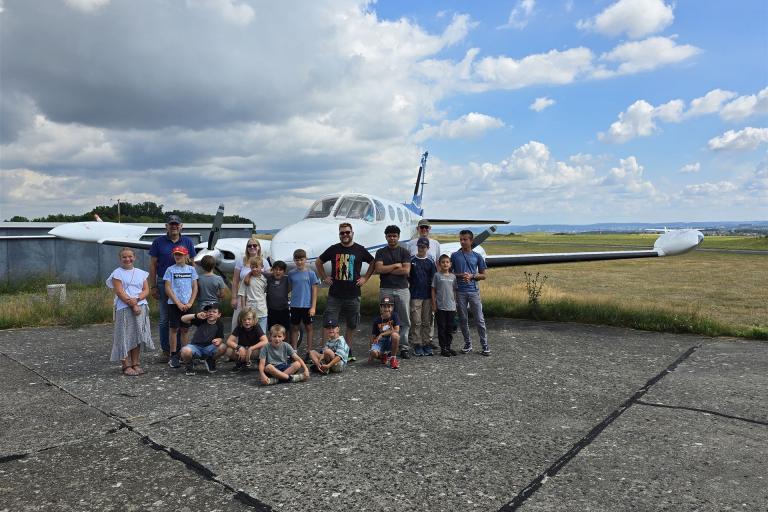 Die Ferien-Camp Gruppe vor der Cessna 172