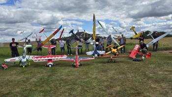 Die Mitglieder präsentieren ihre Flugmodelle 