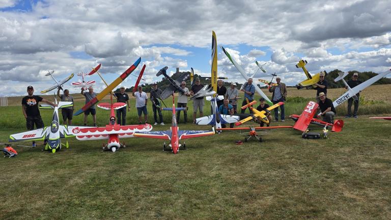 Die Mitglieder präsentieren ihre Flugmodelle 