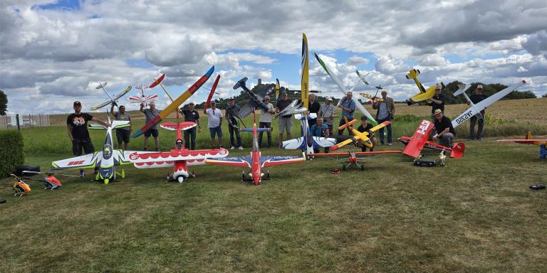Die Mitglieder präsentieren ihre Flugmodelle 