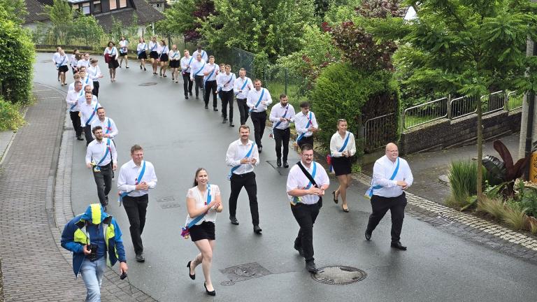 Der Kirmeszug bewegt sich in Bieber Richtung Festzelt.