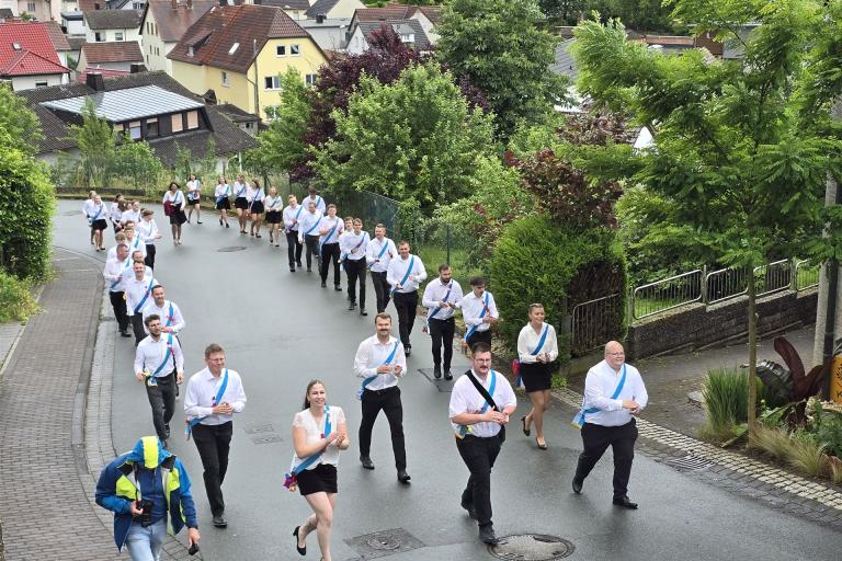 Der Kirmeszug bewegt sich in Bieber Richtung Festzelt.