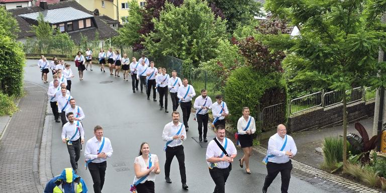 Der Kirmeszug bewegt sich in Bieber Richtung Festzelt.