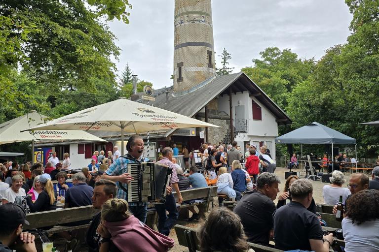 Gerd Albohn im Kreise der Gäste