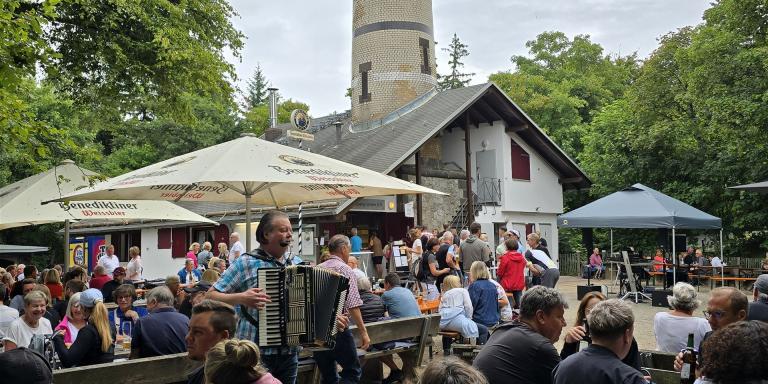 Gerd Albohn im Kreise der Gäste