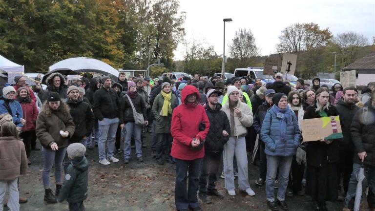 Mit Plakaten und Transparenten für Vielfalt und Demokratie werben.