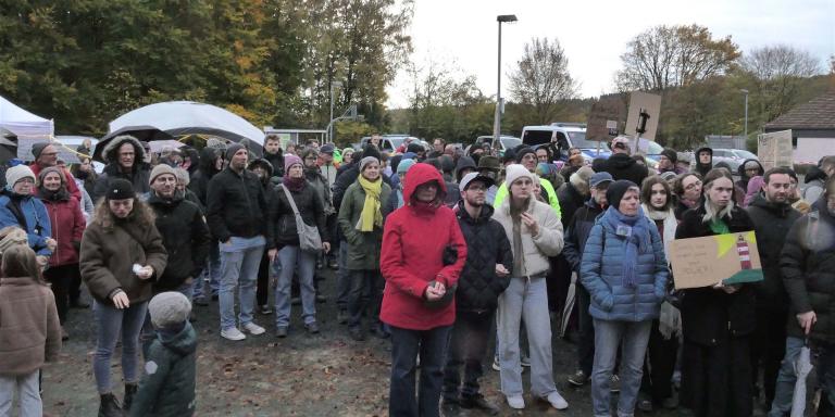Mit Plakaten und Transparenten für Vielfalt und Demokratie werben.