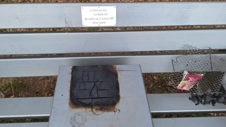 Brandschäden an beliebter Bank