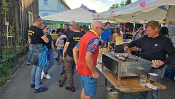 Besucher beim Apfelweinfest am alten Backhaus