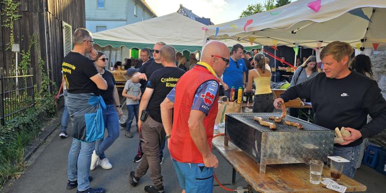 Besucher beim Apfelweinfest am alten Backhaus