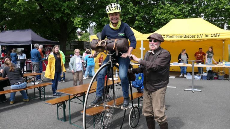 Bürgermeisterin auf dem Hochrad