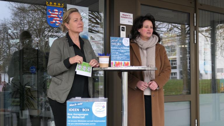 Bürgermeisterin Patricia Ortmann und Dr. Michaele Fink