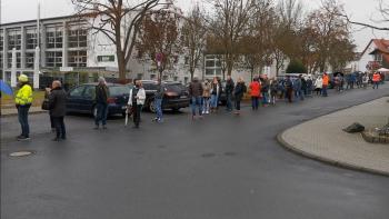 Endlose Schlange am Impfbus 