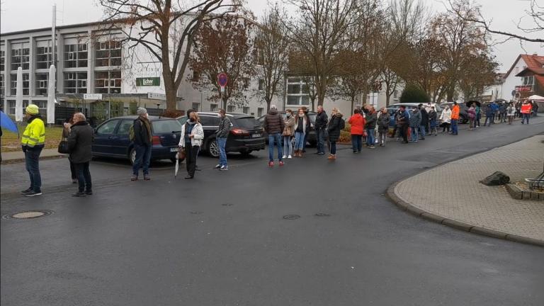 Endlose Schlange am Impfbus 