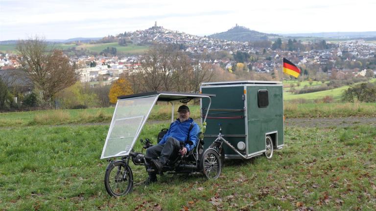 Reinmung Hofmann mit E-Bike-Wohnwagen-Gespann