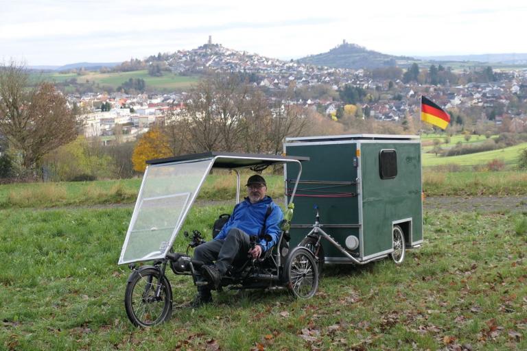 Reinmung Hofmann mit E-Bike-Wohnwagen-Gespann