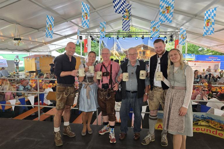 "O'zapft is!" Im Festzelt beim Biwwere Almabtrieb