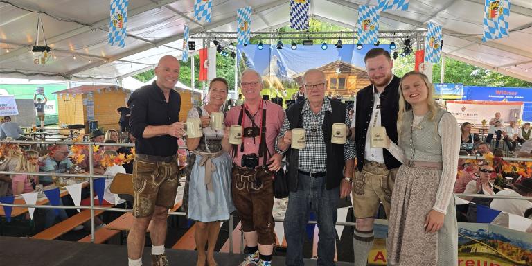 "O'zapft is!" Im Festzelt beim Biwwere Almabtrieb