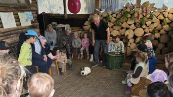 Osterhase im Pferdestall von „Opa“ Hans Schlaudraff