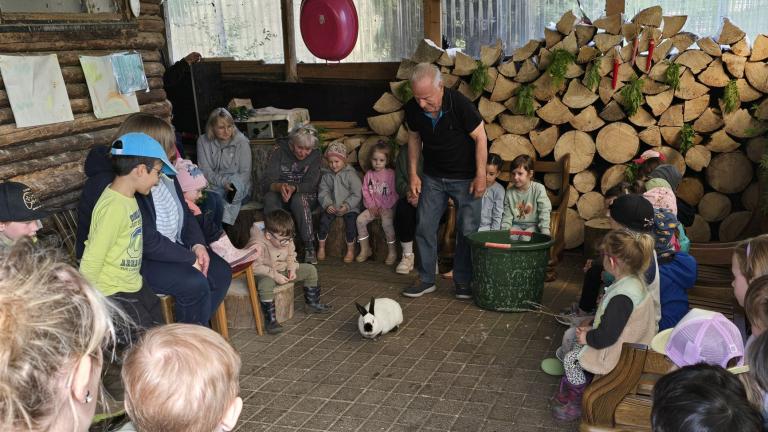 Osterhase im Pferdestall von „Opa“ Hans Schlaudraff