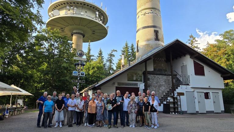 Mitglieder vom Dünsbergverein und Gäste aus Eibenstock vor der Gipfelraststätte.