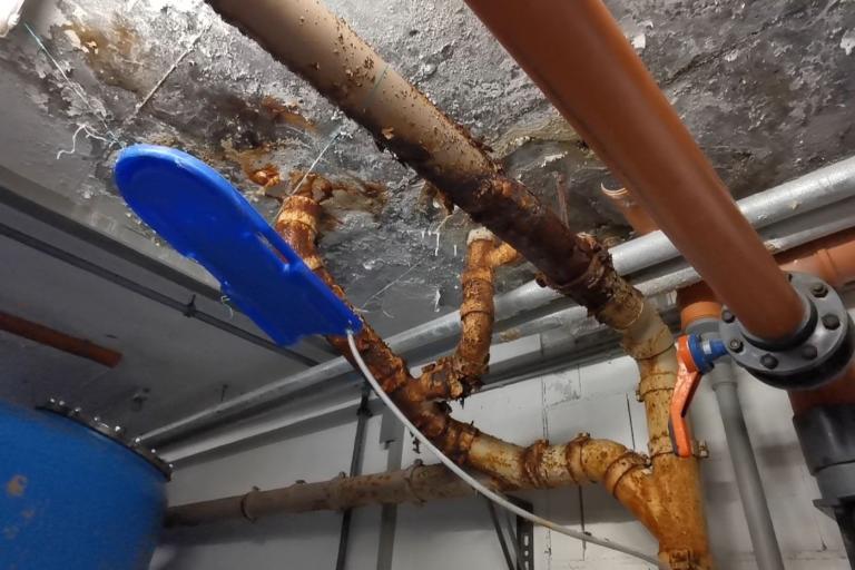 Schäden im Familienbad