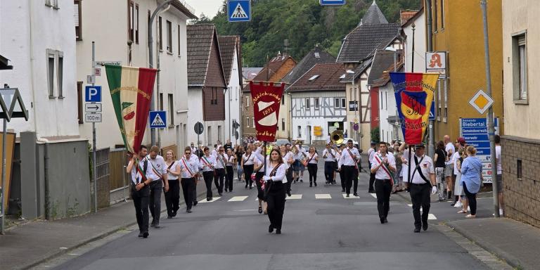 Rodheimer Kirmeszug in der Fellingshäuser Straße