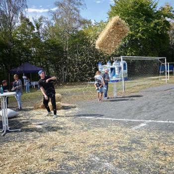 Strohballenwurf bei der Vetzberg-Olympiade