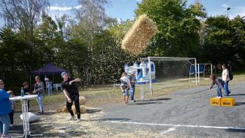 Strohballenwurf bei der Vetzberg-Olympiade