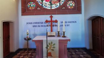 Das Bild vom Altar in der Kirche Fellingshausen mit aktuellem Spruch