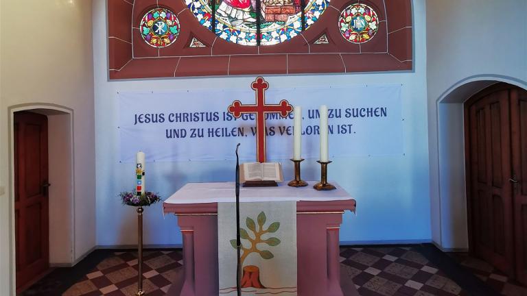 Das Bild vom Altar in der Kirche Fellingshausen mit aktuellem Spruch