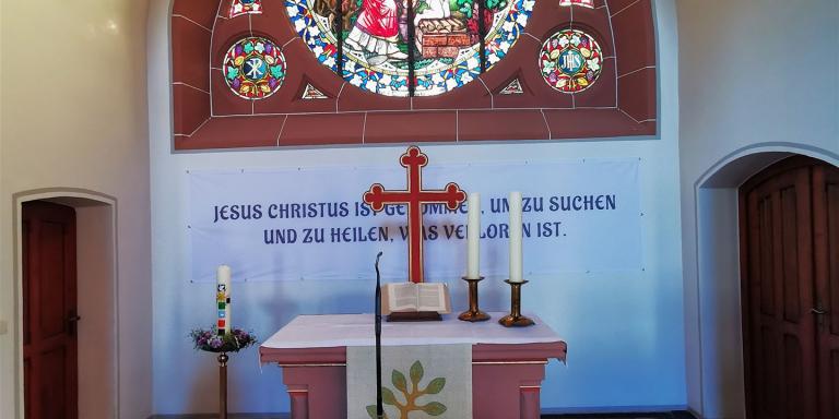 Das Bild vom Altar in der Kirche Fellingshausen mit aktuellem Spruch