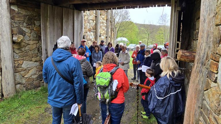 Unter dem Eingang des Keltentores hieß Pfarrer Daniel Schweizer die Pilgerschar mit dem „Pilgersegen“ willkommen.
