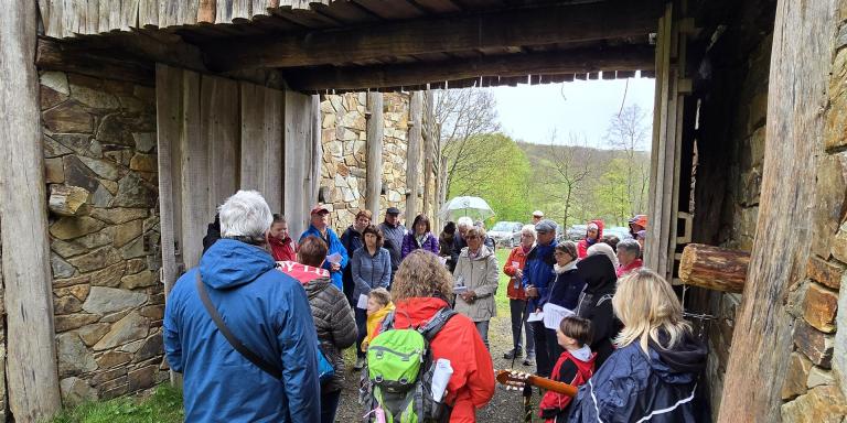 Unter dem Eingang des Keltentores hieß Pfarrer Daniel Schweizer die Pilgerschar mit dem „Pilgersegen“ willkommen.