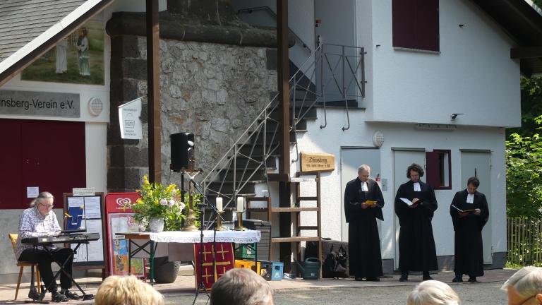 Das Pfarrteam mit Manuel Eibach,Torsten Böhm und Daniel Schweitzer und Bernd Wießner am Keyboard